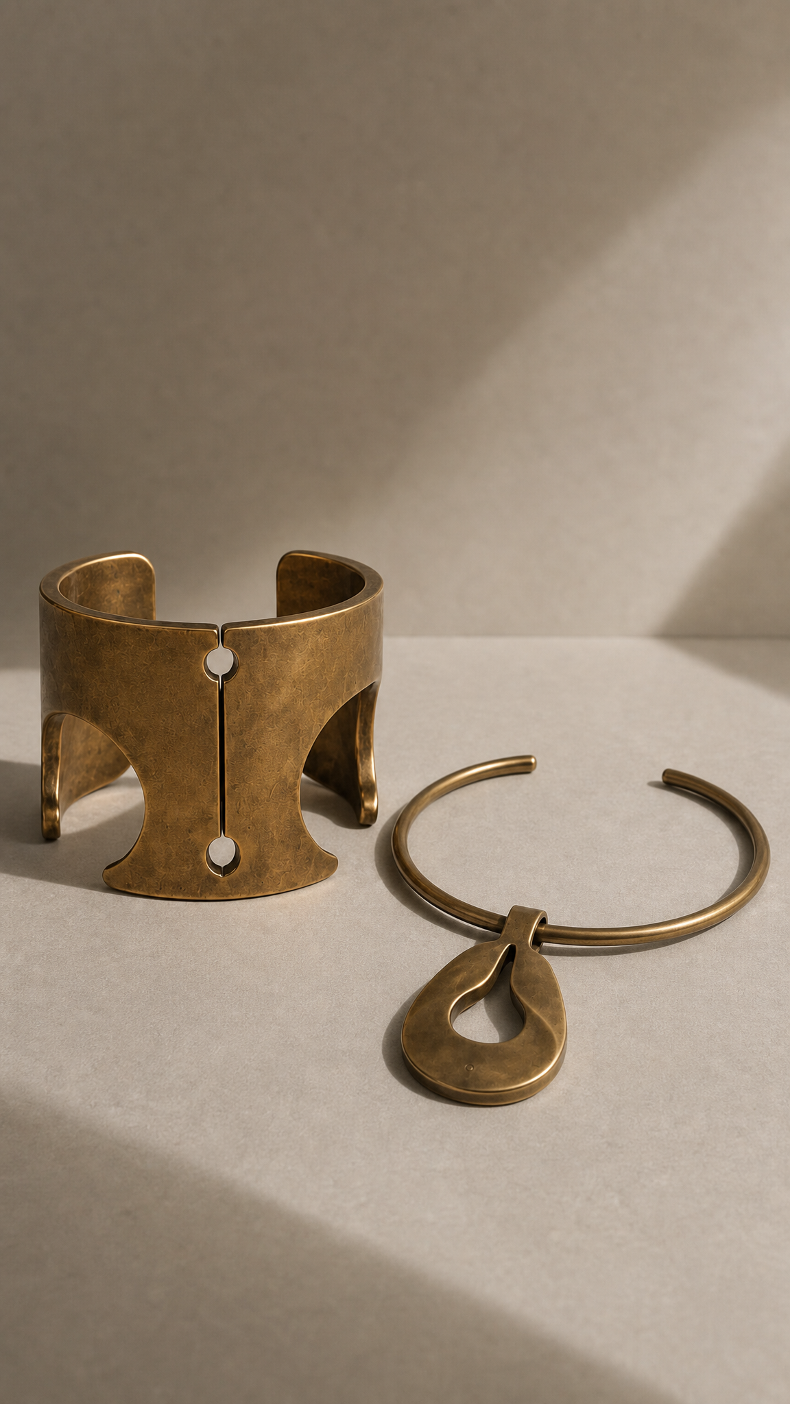 BIJOU MINIMALISTE OU SCULPTURAL : LEQUEL CHOISIR ?