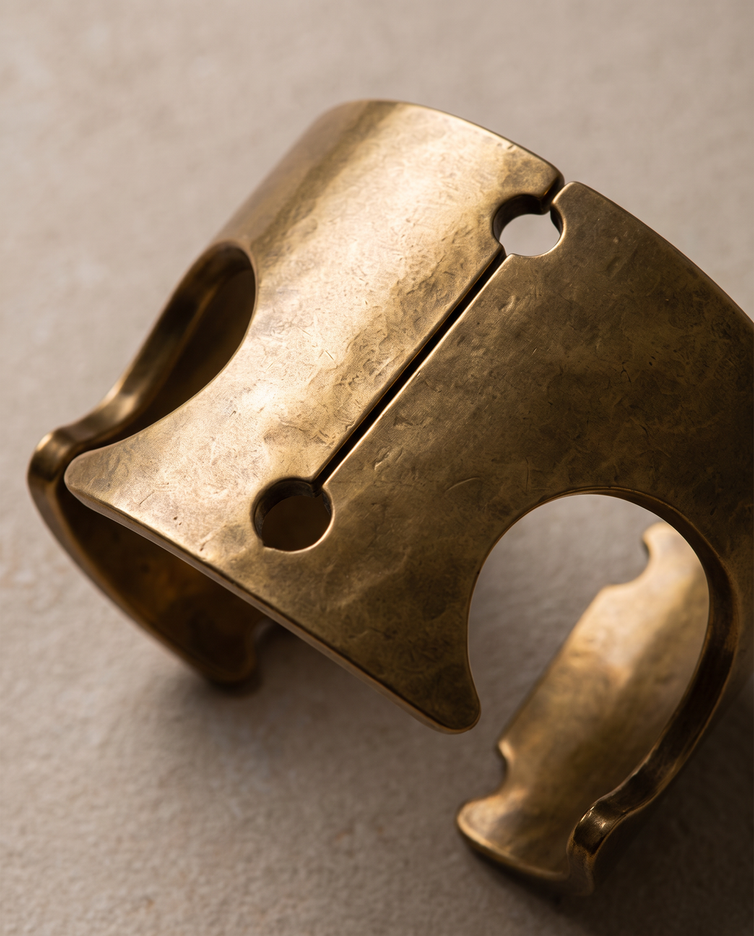 BRACELET MANCHETTE DESIGN : L'ELEGANCE DE LA FORME SCULPTEE