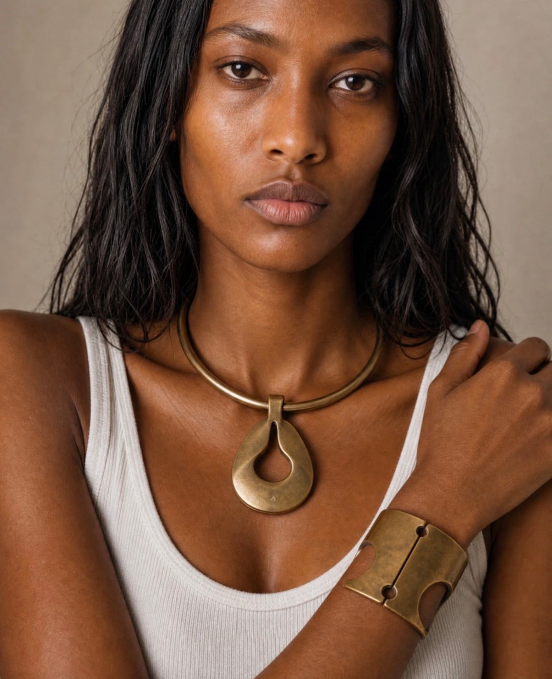 POURQUOI LES BIJOUX EN LAITON SEDUISENT LES AMATEURS DE DESIGN ?