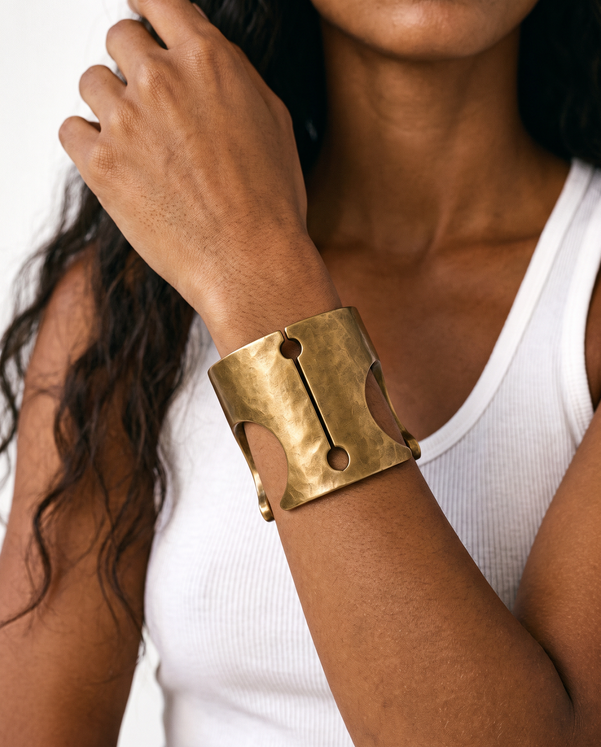 Bracelet IROKO en laiton satiné | Bracelet ajustable sculptural