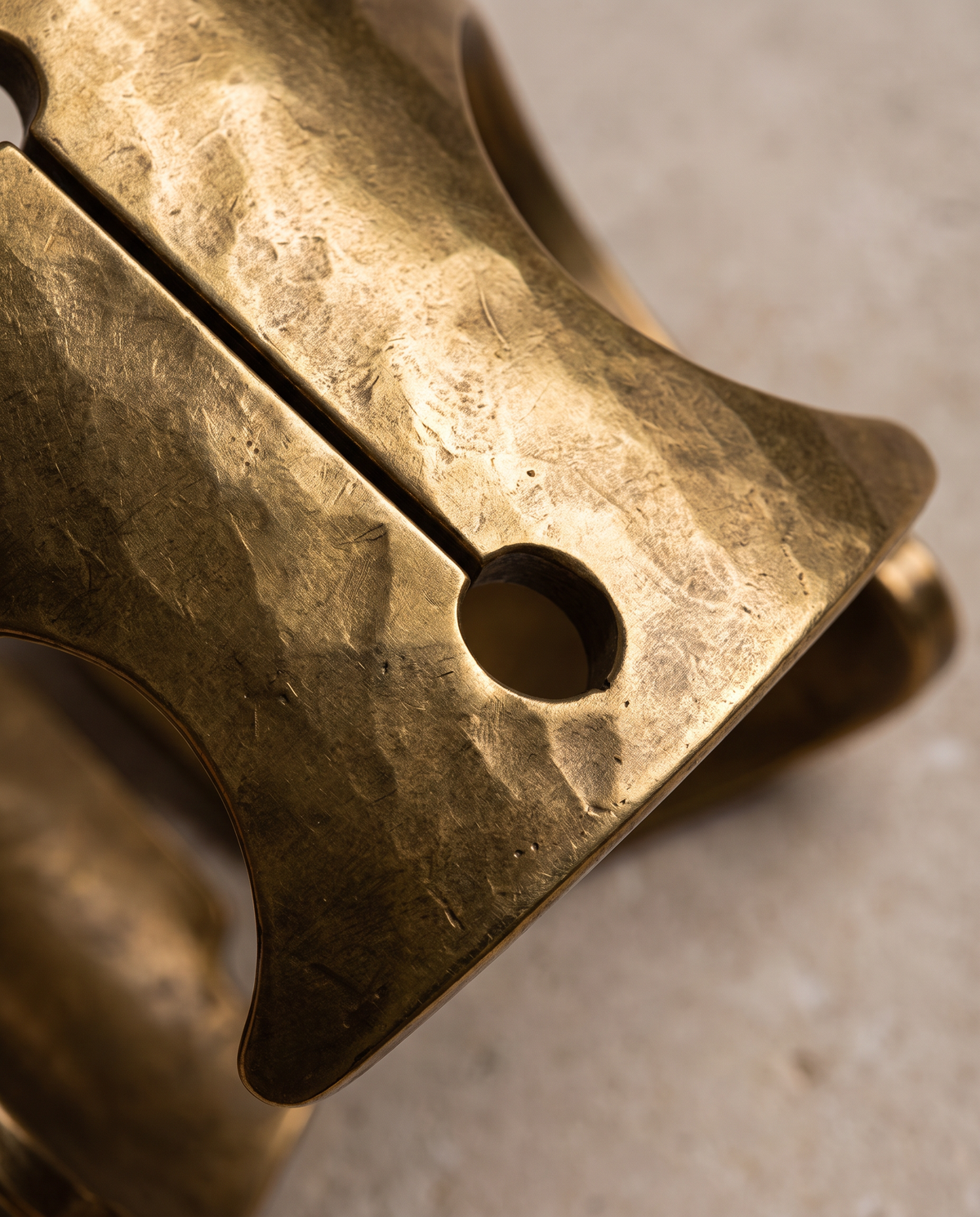 Bracelet IROKO en laiton satiné | Bracelet ajustable sculptural