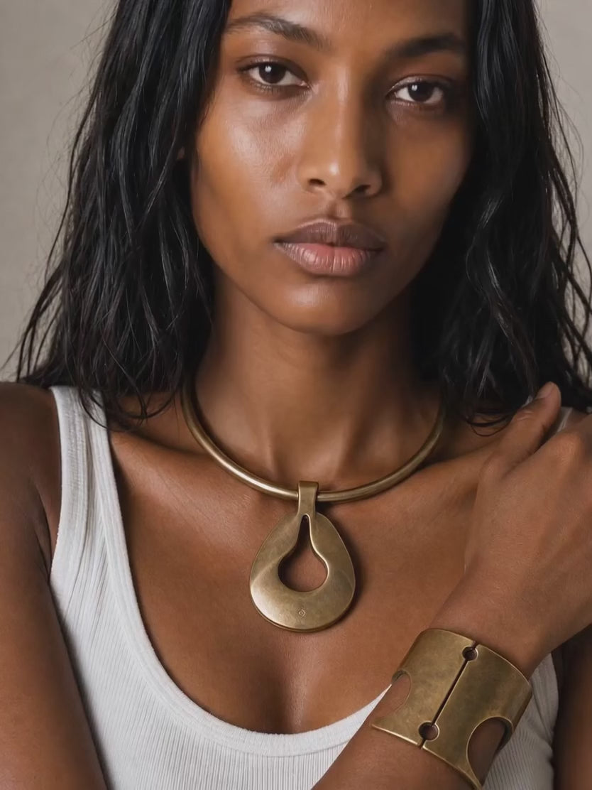 Collier ODARA en laiton satiné | Pendentif sculptural ajustable