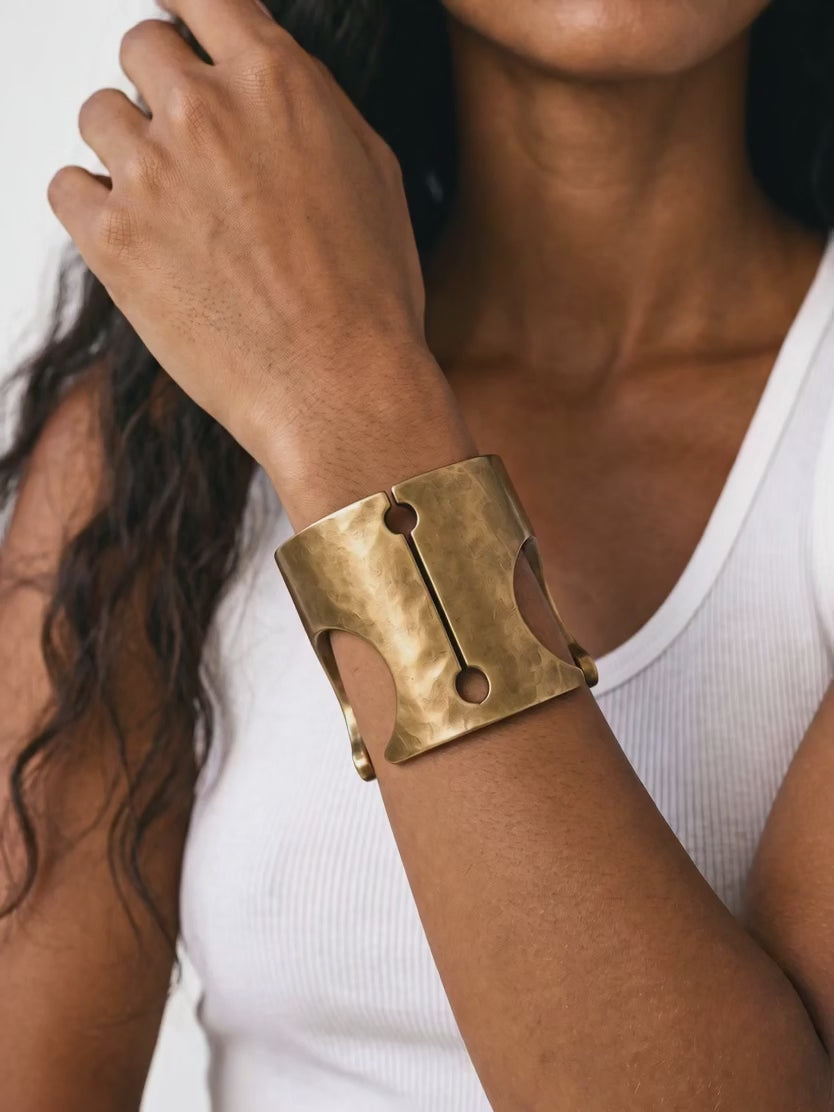 Bracelet IROKO en laiton satiné | Bracelet ajustable sculptural